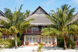 een resort op het strand met palmbomen bij Sun Siyam Olhuveli in South Male Atoll