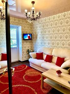 sala de estar con sofá blanco y alfombra roja en 2 х комнатная квартира на Лермонтова, Набережная en Saratov