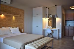een slaapkamer met een groot wit bed en een bureau bij VILLA ALEXIS in Megali Ammos