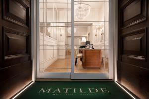 ein Fenster mit Blick auf ein Zimmer mit einem Tisch in der Unterkunft Matilde Boutique Hotel in Mailand