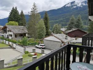 una vista desde el balcón de una casa en House L’amour dans les Montagnes by Holiday World en Morgex