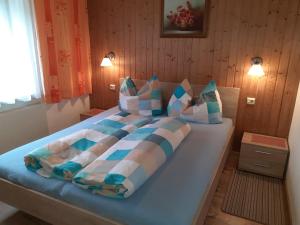 Łóżko lub łóżka w pokoju w obiekcie Gästehaus Birkenheim