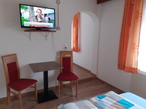 Telewizja i/lub zestaw kina domowego w obiekcie Gästehaus Birkenheim