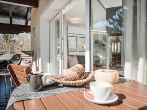 einen Tisch mit Schalen und Tassen darüber in der Unterkunft Appartement Karwendelblick in Pertisau