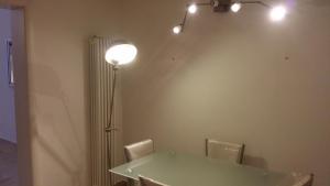 Zimmer mit einem Tisch mit Stühlen und einer Lampe in der Unterkunft Bianca dimora in Gallipoli + 13 Fotos