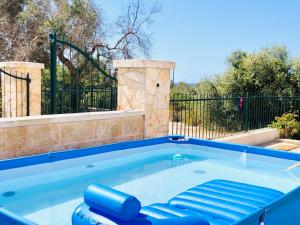una piscina con un banco en el medio en Villa Dina e Mario, en Torre Pali