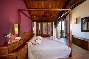 מיטה או מיטות בחדר ב-La Quintana de Somao, Casa Quintana