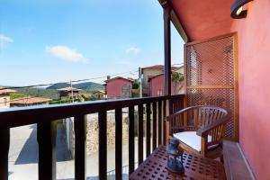 a balcony with a chair and a view of the water at La Quintana de Somao, Casa Quintana in Somado