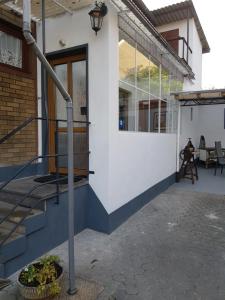 HergartenにあるFerienhaus Krukの椅子に座る家の出口