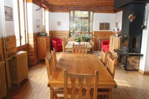 昂布朗的住宿－Le Vieux Chalet，一间带木桌和椅子的用餐室