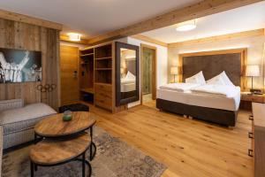 Łóżko lub łóżka w pokoju w obiekcie Olympia-Relax-Hotel Leonhard Stock