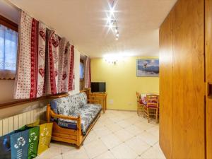 ein Wohnzimmer mit einem Sofa und einem Tisch in der Unterkunft Belvilla by OYO Just 30m from the ski lifts in Breuil-Cervinia