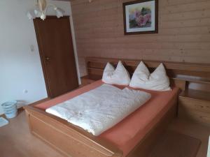 Łóżko lub łóżka w pokoju w obiekcie Gästehaus Birkenheim