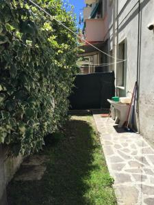 un jardin avec un banc à côté d'un bâtiment dans l'établissement Appartamento il delfino, à Lido di Camaiore