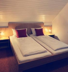 - 2 lits dans une chambre avec 2 lampes de part et d'autre dans l'établissement Gasthof Wilhelm Tell Fremdenzimmer, à Zirndorf