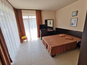 a hotel room with a bed and a television at Vila Gente in Mamaia Sat/Năvodari
