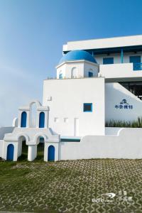 ein weißes Gebäude mit blauem Dach in der Unterkunft Blue White in Wujie