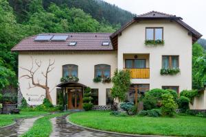 a house with solar panels on the roof at Pensiunea Sanziana in Gura Rîului