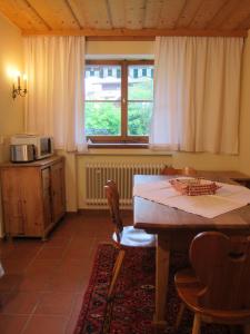 eine Küche mit einem Holztisch und einem Fenster in der Unterkunft Ferienwohnungen Elisabeth am See in Rottach-Egern