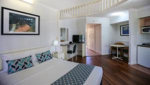 a hotel room with a bed and a kitchen at Toowong Central Motel Apartments in Brisbane