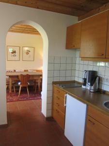 eine Küche mit einem Tisch und einem Esszimmer in der Unterkunft Ferienwohnungen Elisabeth am See in Rottach-Egern