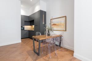 A kitchen or kitchenette at Be Mate Málaga Centro