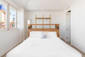 A bed or beds in a room at Be Mate Málaga Centro