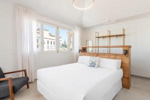 A bed or beds in a room at Be Mate Málaga Centro