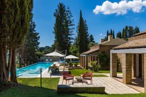 a backyard with a swimming pool and a house at Villa Ionica in Kontokali