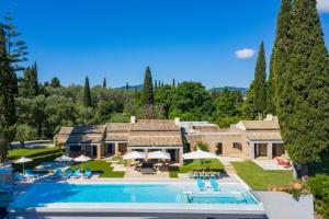 una vista aérea de una casa con piscina en Villa Ionica en Kontokali