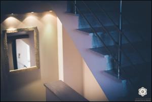 イグメニツァにあるAktaion Hotelの階段の横の壁面鏡