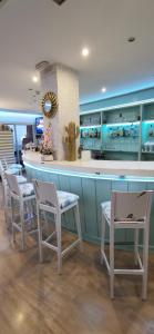 El salón o zona de bar de Apartamentos Manilva Green