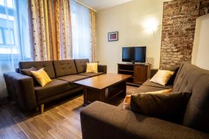 sala de estar con 2 sofás y TV en Old City Apartments, en Riga