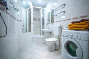 een badkamer met wasmachine en toilet bij Old City Apartments in Rīga +62 foto's