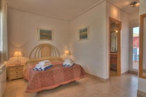 um quarto com uma cama com toalhas em Mar Menor Golf Resort - 143 em Las Casicas