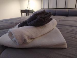 einen Stapel Handtücher auf dem Bett in der Unterkunft Maggie Capodimonte in Neapel