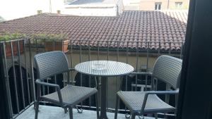 two chairs and a table on a balcony with a table and two chairs at Re Lear in Verona