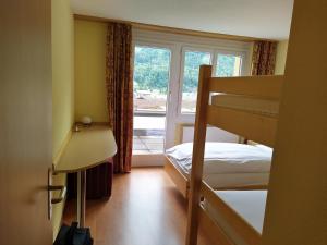 Una cama o camas en una habitación de Das Hotel Sherlock Holmes