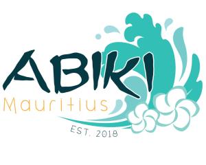 Mueve el logo de las montañas con un hombre montando una ola en Abiki Mauritius en Albion