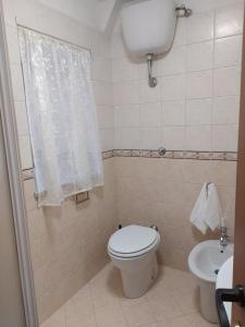 ein kleines Bad mit WC und Waschbecken in der Unterkunft Maggie Capodimonte in Neapel
