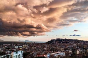 Blick auf eine Stadt unter einem wolkigen Himmel in der Unterkunft Maggie Capodimonte in Neapel