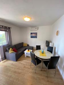 Posedenie v ubytovaní Apartment Bartol with Free Bikes and Great Local Food