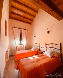 เตียงในห้องที่ Casa rural Lucia