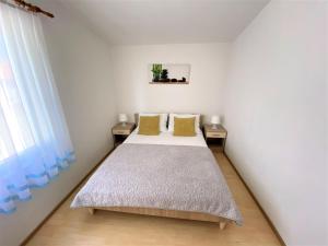Postel nebo postele na pokoji v ubytování Apartments Bartol with sea view near the beach & city center