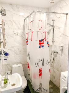 een badkamer met een douchegordijn met de woorden liefde ireland bij Apartment Studio London 2 in Irpin'
