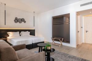 Postel nebo postele na pokoji v ubytování Abacus Suites