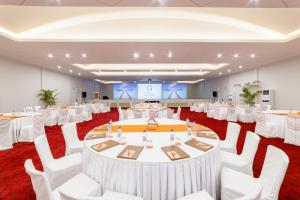 een feestzaal met witte tafels en witte stoelen bij Sun Siyam Olhuveli in South Male Atoll +37 foto's