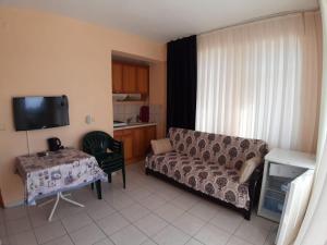 - un salon avec un canapé et une table dans l'établissement ÖZNUR APART OTEL, à Sidé