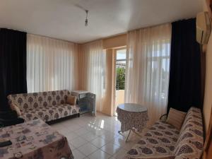 A seating area at ÖZNUR APART OTEL