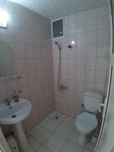 A bathroom at ÖZNUR APART OTEL